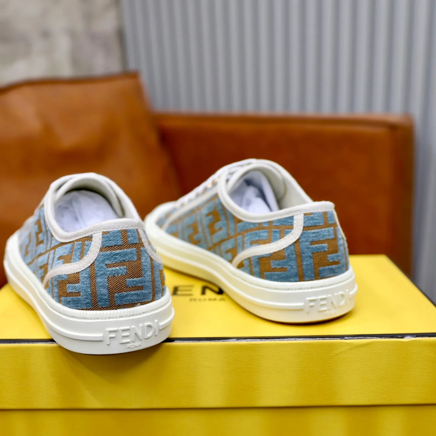 Factory price: 480 original order (couple model) Brand: FENDI Fendi 🙅‍♂️🙅‍♂️🙅‍♂️ Size: Female 35–40, Male 39-44 (45 can be customized) Grade: Official website genuine Material: Imported original LoGO fabric upper Original comfortable lining TPU wear-resistant lightweight outsole Style category: Loafers New trendy shoes Color: actual picture color